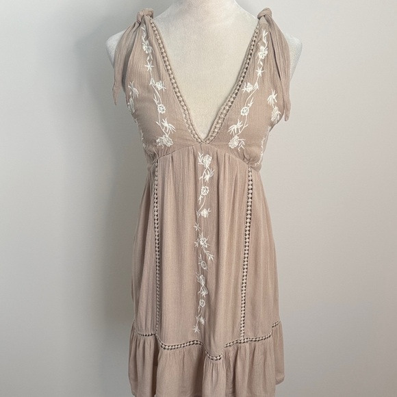 Jessica Simpson Dresses & Skirts - Jessica Simpson Taupe Midi Dress with White Embroidery